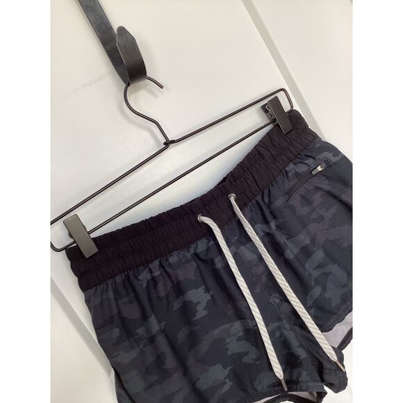 Vuori‎ women's clementine shorts black watercolor camo athletic gym - Picture 2 of 13